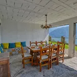 Pezzo 2-bedroom Lakeview With Shared Garden And Terrace سان سيرو