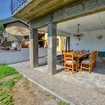Pezzo 2-bedroom Lakeview With Shared Garden And Terrace شقة