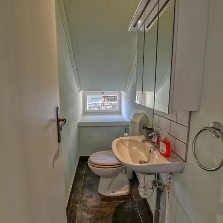 Pezzo 2-bedroom Lakeview With Shared Garden And Terrace *