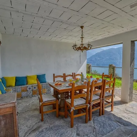 Pezzo 2-bedroom Lakeview With Shared Garden And Terrace San Siro (Lombardy)