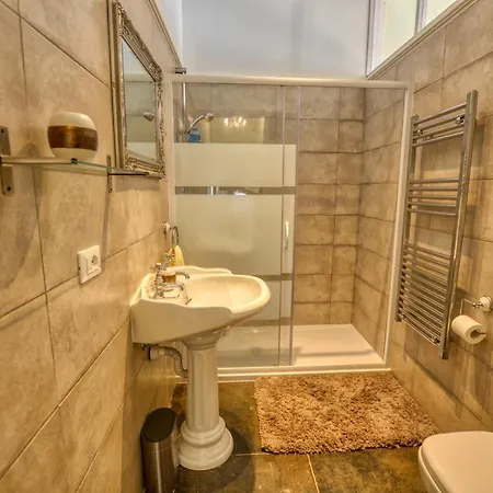 Pezzo 2-bedroom Lakeview With Shared Garden And Terrace San Siro (Lombardy)