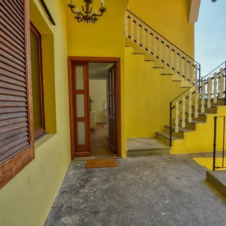 Apartment Pezzo 2-bedroom Lakeview With Shared Garden And Terrace *