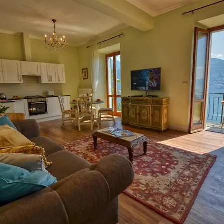 Pezzo 2-bedroom Lakeview With Shared Garden And Terrace アパート サン・シーロ