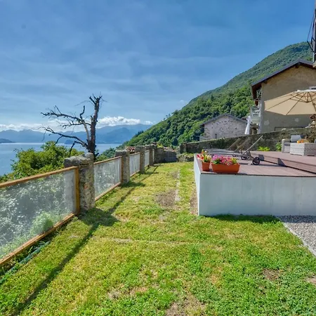 Pezzo 2-bedroom Lakeview With Shared Garden And Terrace アパート サン・シーロ